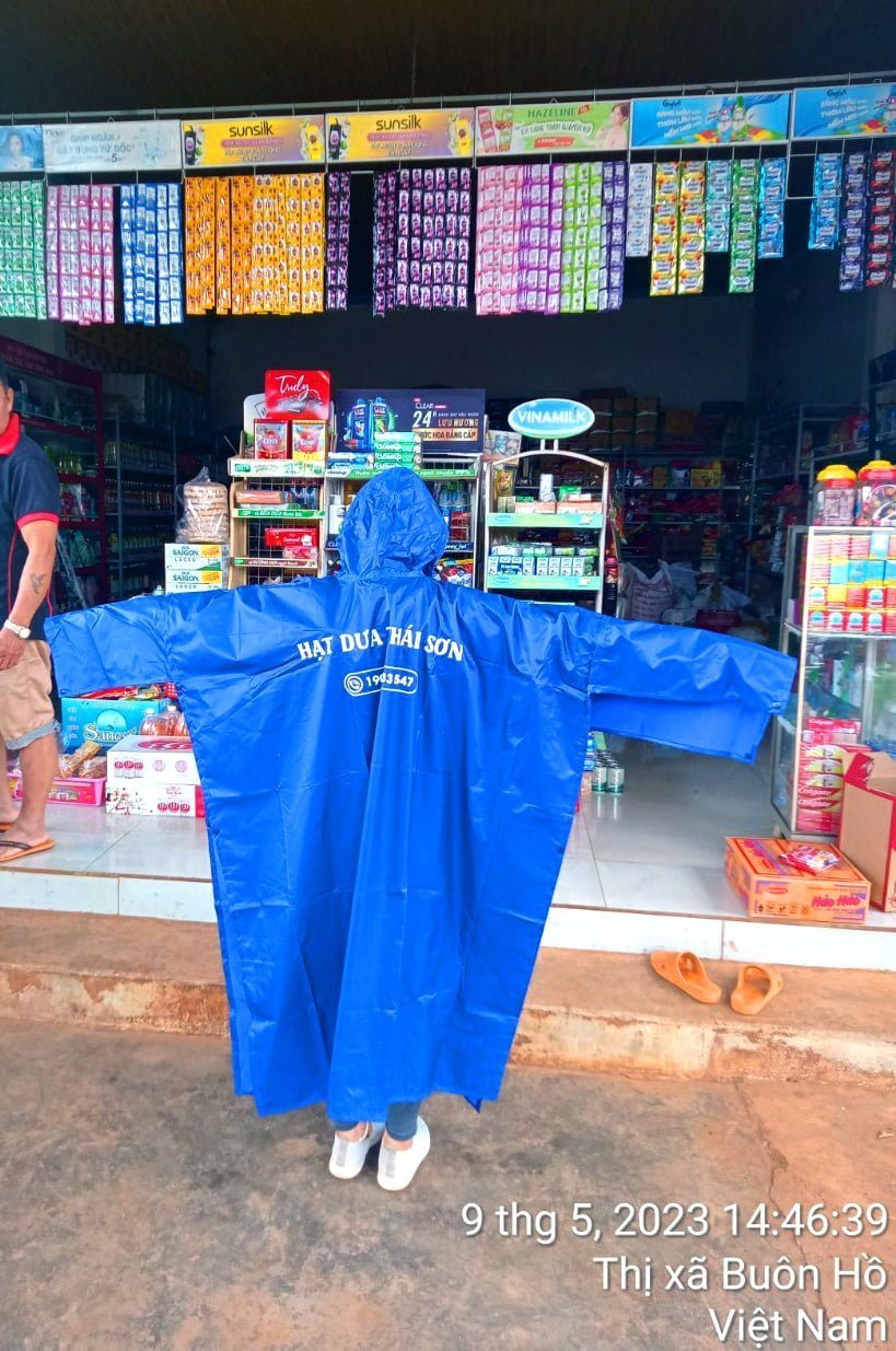 Khách hàng hạt dưa thái sơn được tặng áo mưa